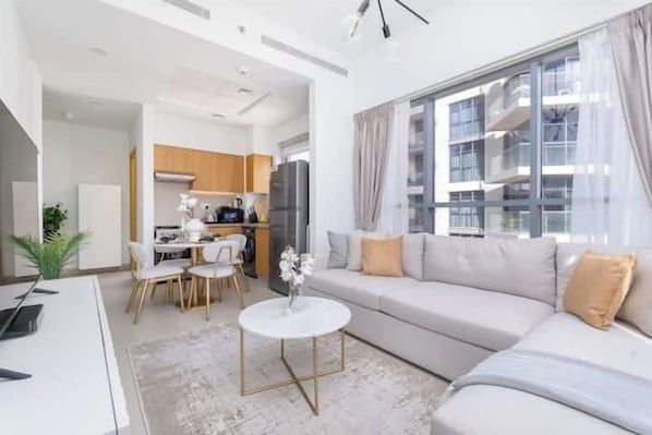 Luksusleilighet, byutsikt | Oppholdsområde | En 65-tommers smart-TV med kabel-kanaler