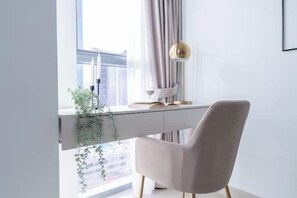 Egyptian cotton sheets, premium bedding, in-room safe - Vogue | Downtown near Dubai Mall | Burj Khalifa (Dubai)