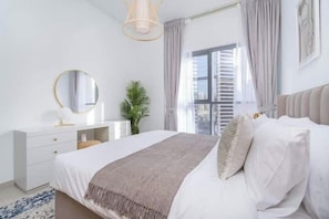 Luksusleilighet, byutsikt | Sengetøy i egyptisk bomull, sengetøy av topp kvalitet og safe på rommet