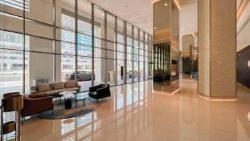 Área de estar no saguão