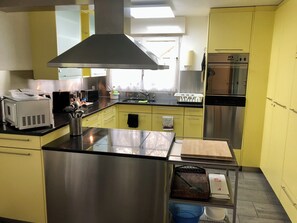 Een koelkast, een magnetron, een oven, een kookplaat