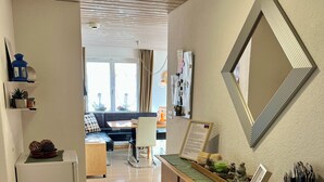 Una cocina moderna con armarios de madera, un refrigerador y una encimera con diversos objetos.