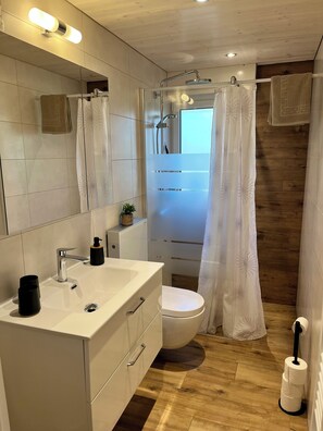 Douche, séchoir à cheveux, serviettes fournies, savon