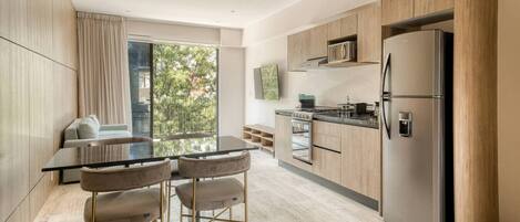 Een koelkast, een microgolfoven, een oven, een kookplaat