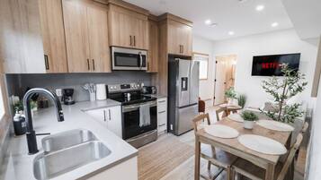 Refrigerador, microondas, horno, placa de cocina