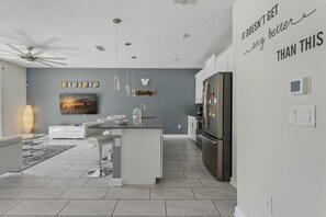 冰箱、微波炉、烤箱、炉灶