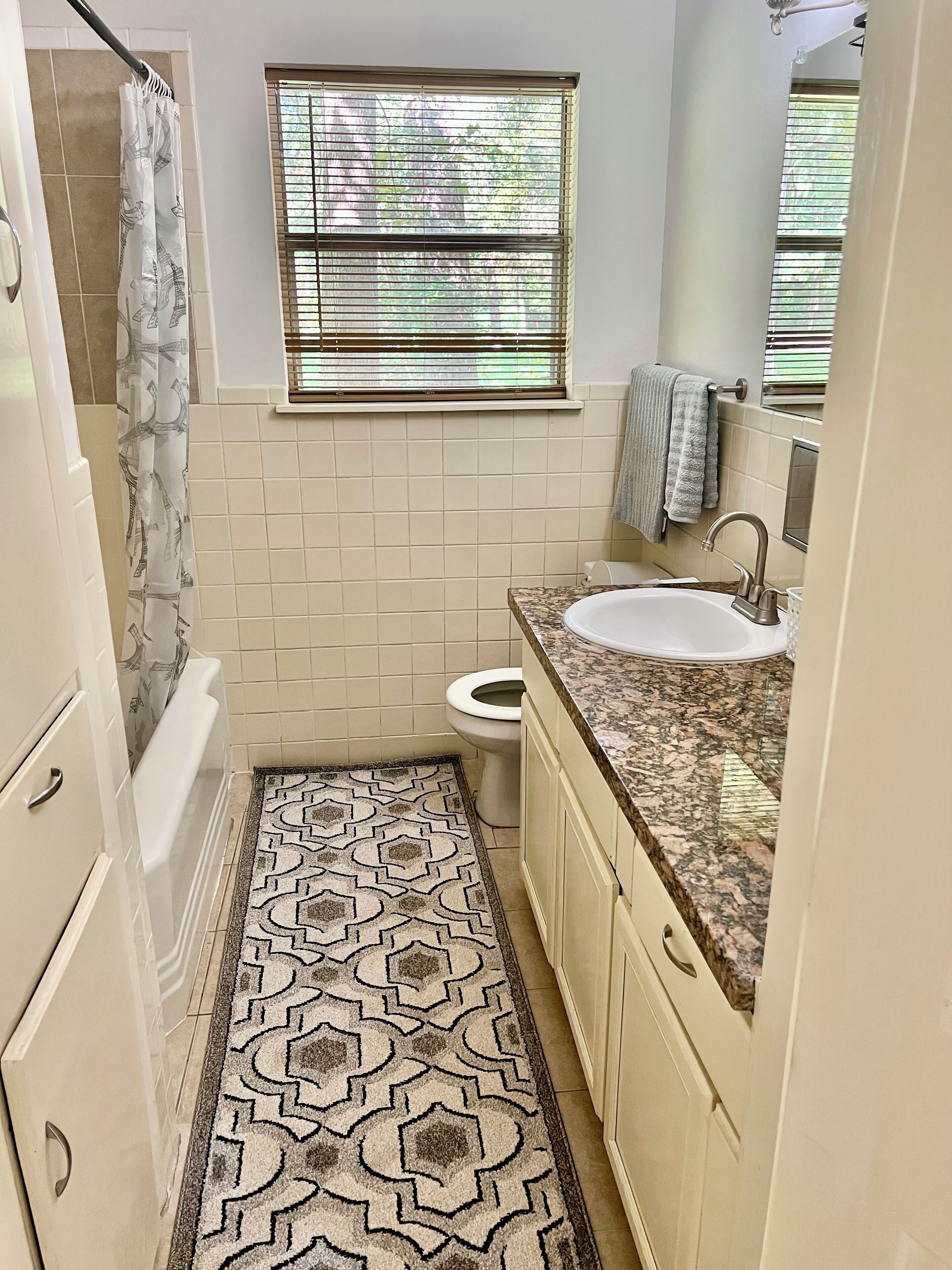 Secador de pelo, toallas, jabón, papel higiénico