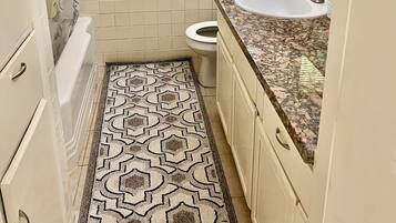 Secador de pelo, toallas, jabón, papel higiénico