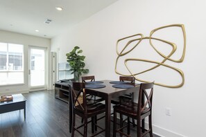 Dining - 2BR Hollywood Apt w/ Rooftop deck & Stunning Views (Los Angeles)