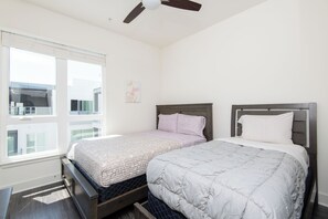 2 bedrooms, iron/ironing board, WiFi (free), bed sheets - 2BR Hollywood Apt w/ Rooftop deck & Stunning Views (Los Angeles)