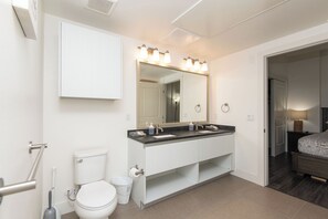 Hair dryer, towels, soap, toilet paper - 2BR Hollywood Apt w/ Rooftop deck & Stunning Views (Los Angeles)