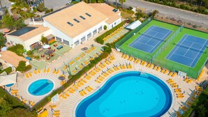 An aerial view of a resort with two swimming pools, tennis courts, and sun loungers. - Villa Oasis Gold (Portimão)