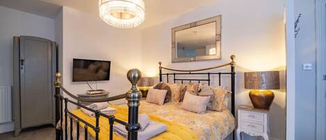 1 soverom, skrivebord, strykejern/-brett og wi-fi