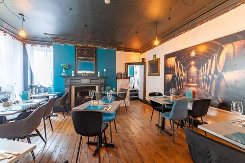 Boutique ensuite hideaway with bath & wine bar access