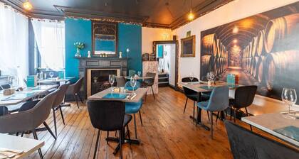 Boutique ensuite hideaway with bath & wine bar access