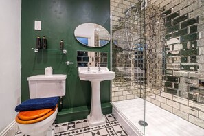 Een haardroger, handdoeken