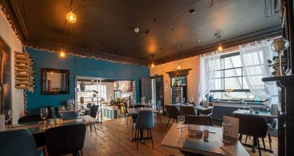 Boutique ensuite hideaway with bath & wine bar access