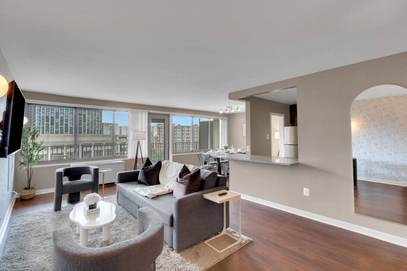 TV connectée, baby-foot, livres, espaces bureaux