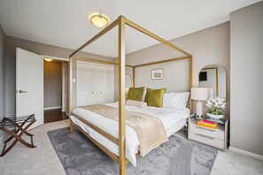 2 slaapkamers, een bureau, een strijkplank/strijkijzer, reisbedje