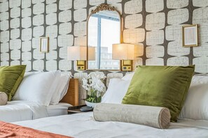 2 habitaciones, escritorio y tabla de planchar con plancha 