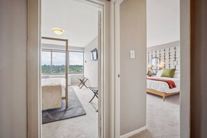 3 Schlafzimmer, Schreibtisch, Bügeleisen/Bügelbrett, Reisekinderbett