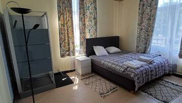 1 slaapkamer, een strijkplank/strijkijzer, internet, beddengoed