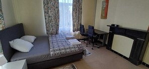 1 soverom, strykejern/-brett, internettilgang og sengetøy