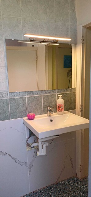 Towels, soap, toilet paper - Chambre privée (Seraing)