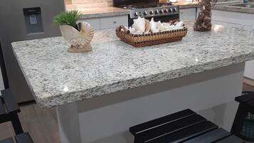 Micro-ondes, four, plaque de cuisson