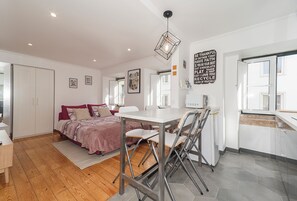 1 slaapkamer, een strijkplank/strijkijzer, wifi, beddengoed