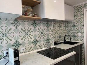 Microwave, stovetop - PS LISBON FLATS II - Av Liberdade / Marquês de Pombal - city center (Lisboa)