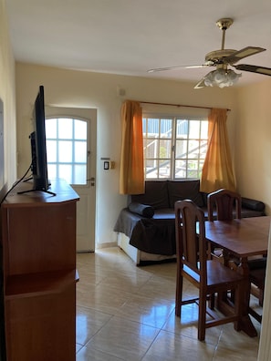 Classic Apartment, Balcony, Garden View | Dining room