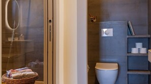 Douche, articles de toilette gratuits, sèche-cheveux