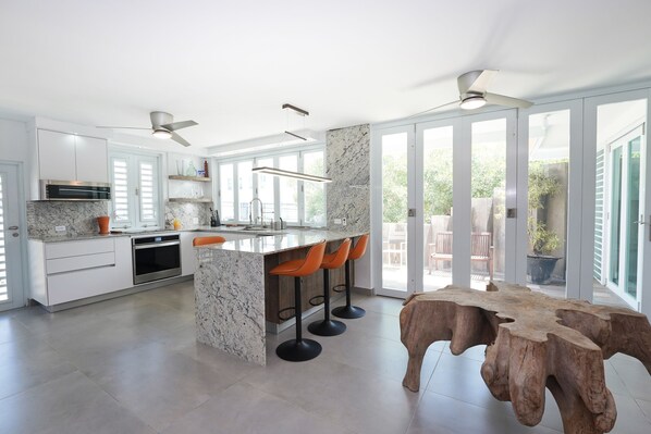 Micro-ondes, four, plaque de cuisson, lave-vaisselle