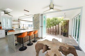 Micro-ondes, four, plaque de cuisson, lave-vaisselle