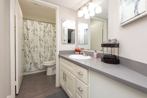 Secador de pelo, toallas, jabón, papel higiénico