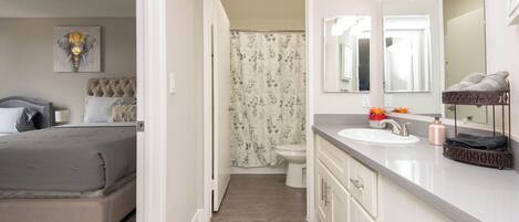 2 soverom, strykejern/-brett, internettilgang og sengetøy