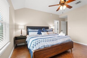 3 makuuhuonetta, työpöytä, silitysrauta/-lauta, Wi-Fi