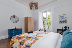 2 habitaciones, tabla de planchar con plancha y cuna de viaje