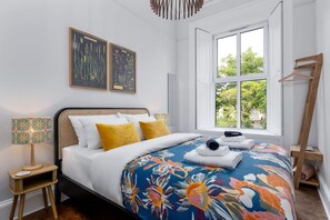 2 habitaciones, tabla de planchar con plancha y cuna de viaje 