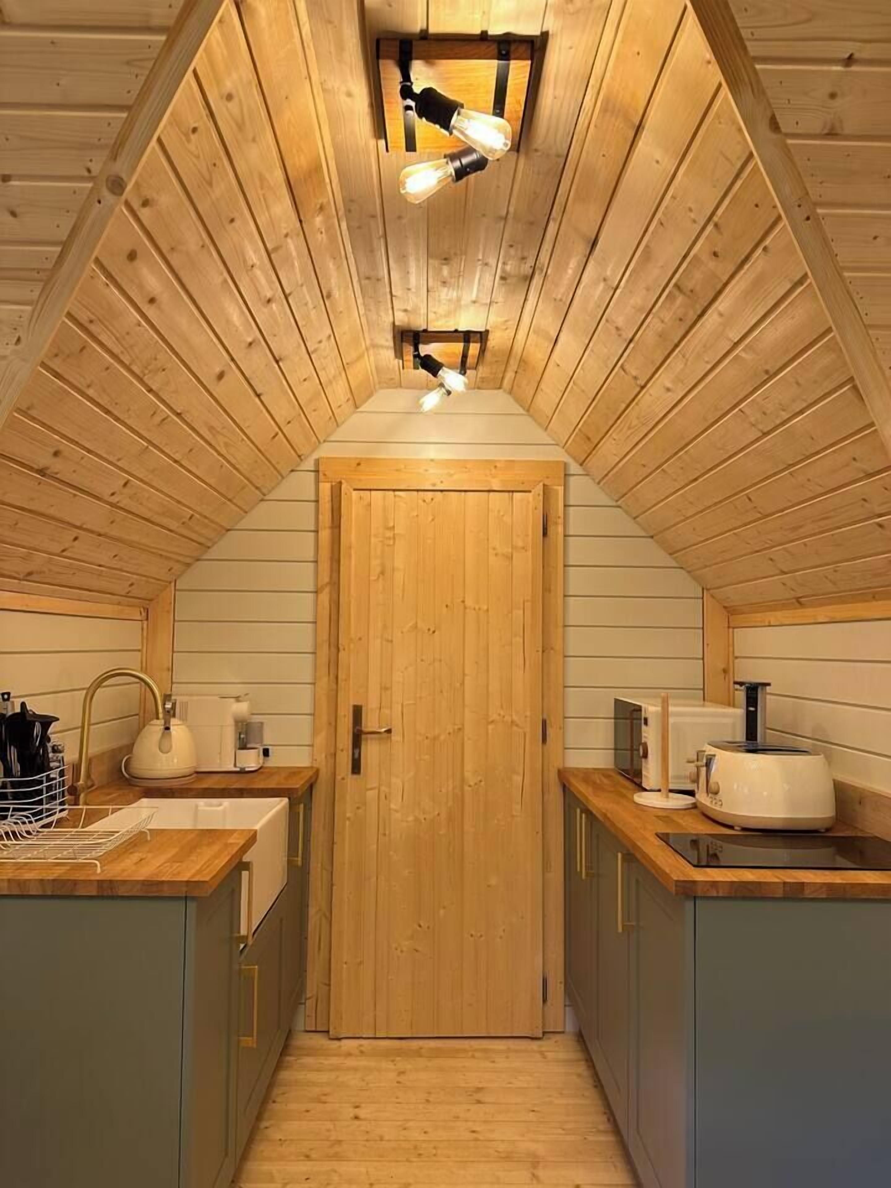 Mikrowelle, Herdplatte, Wasserkocher mit Kaffee-/Teezubehör, Toaster