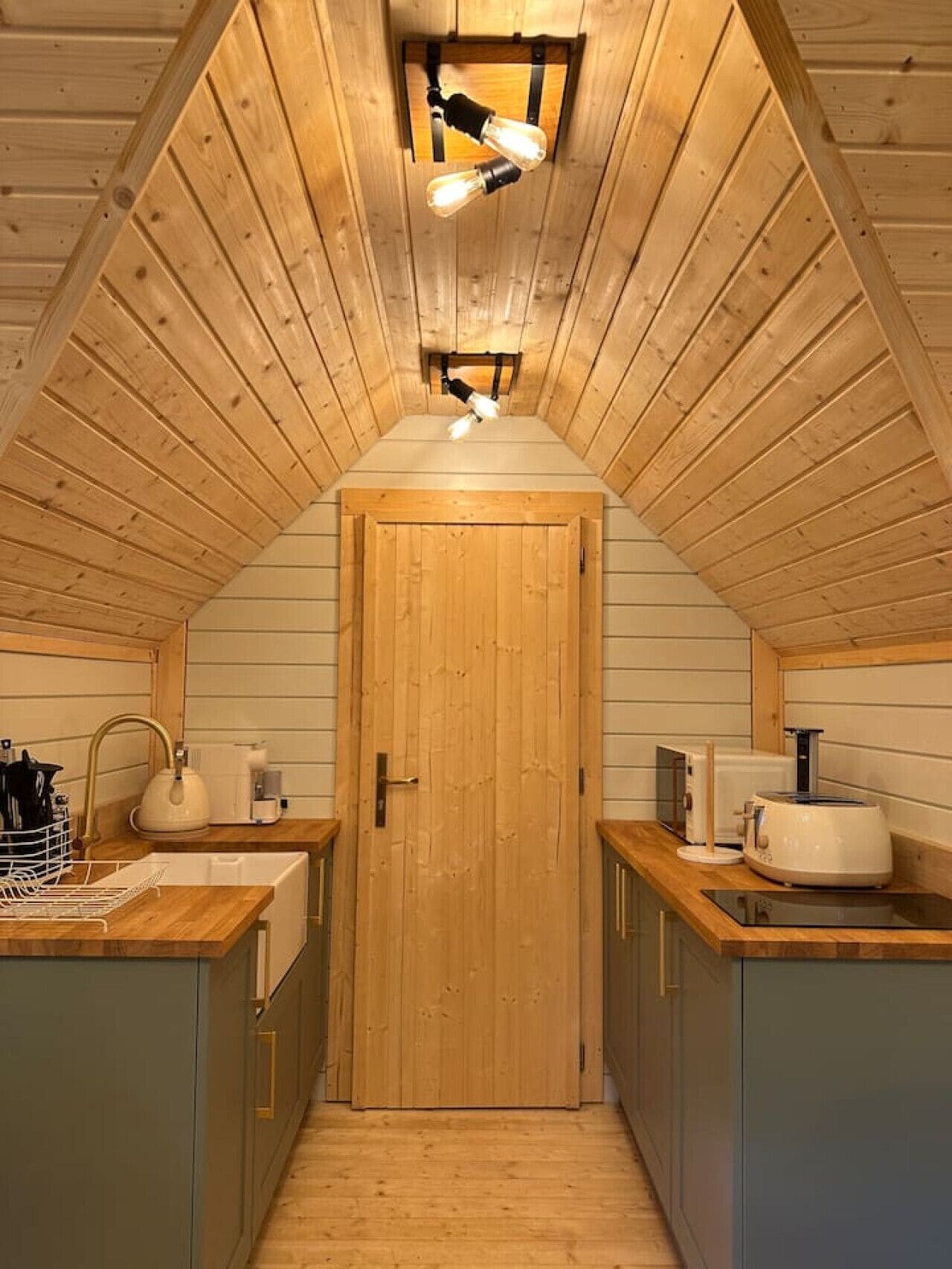 Microondas, placa de cocina, cafetera o tetera y tostadora