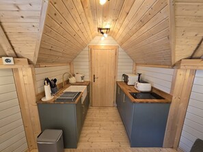 Microwave, stovetop, coffee/tea maker, toaster - Hatton Lodge Annex - Hot Tub & Garden (Dunkeld)