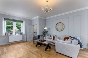 Smart TV, libros, monitor de computadora