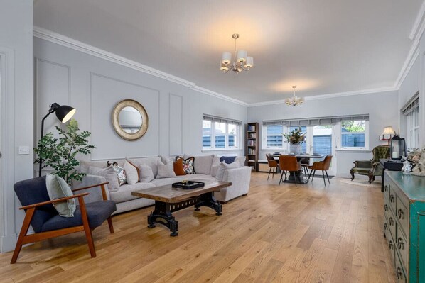 Smart TV, libros, monitor de computadora