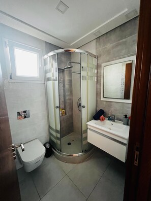 Shower, hair dryer, towels, soap - Modern 1-Bedroom Apartment Near the Beach – Quiet & Fully Equipped (Monastir)