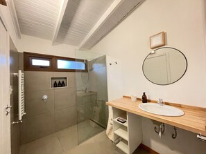 Douche, sèche-cheveux, serviettes fournies, savon