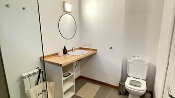 Ducha, secador de pelo, toallas y jabón