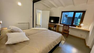 1 dormitorio, tabla de planchar con plancha, Internet y ropa de cama