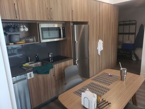 Kühlschrank, Mikrowelle, Ofen, Geschirrspüler